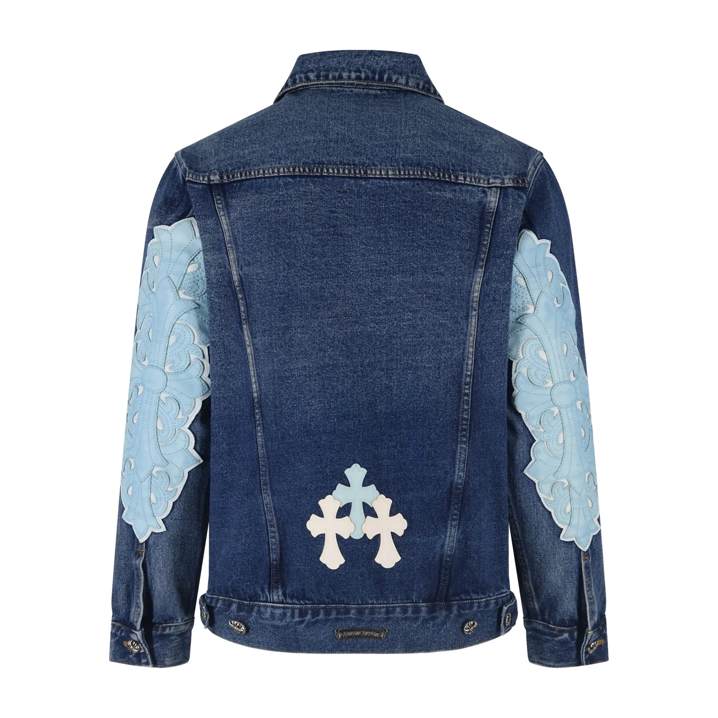 🅿️810 [Exclusive supply] CH Crow Heart Sleeve Cross-Flat Denim Jacket This denim jacket takes the brand's iconic cross element as its core, and stages a wonderful dialogue between hardcore aesthetics and street fashion on retro distressed denim fabric. Design details: the visual fantasy of Gothic symbols, the multi-dimensional expression of the cross totem: the red and white contrasting cross patches are staggered on the chest and back, making the brand more recognizable; the hollow cross pattern leather splicing on the sleeves combines the mystery of religious symbols with the punk-style deconstructed design. Every detail tells the dark aesthetics of Crowe's heart. Retro distressing with denim texture: Selected denim fabrics are treated with distressing techniques to show natural fading and texture, which not only retains the retro accent of denim items, but also adds a casual sense to the overall look. The ingenuity of hardware and tailoring: the metal buttons and hardware all have Croxin's iconic pattern, which shines with exquisite luster under the refraction of light; the neat tailoring of the classic denim jacket is suitable for a variety of wearing scenarios, and can create a strong personal style whether it is layered or worn alone. Croxin's denim jacket is not only a piece of clothing, but also a style badge that highlights unique aesthetics and rebellious attitude. For those who pursue individuality, they can leave their own hardcore mark in the fashion field. Size:S-M-L-XL